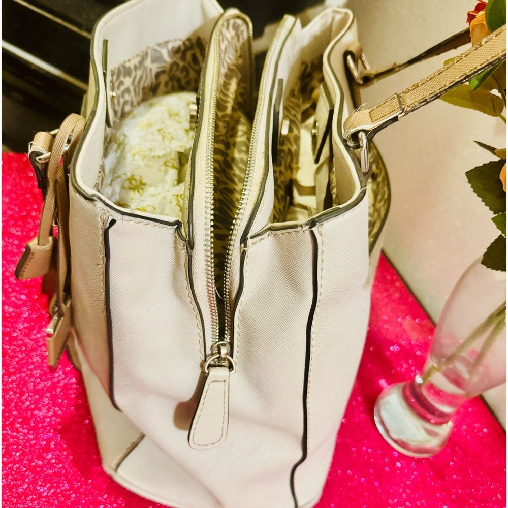 “Guess” Large hand Bag - Picture 8 of 16